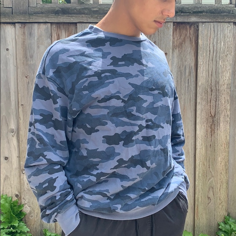 Men’s blue camo crewneck sweater.